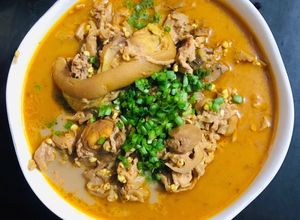 Hình của món Giò heo hầm chuối chát (chuối hột khi còn non).