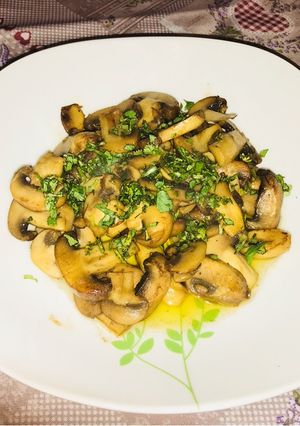 Una foto de Champiñones en mantequilla dorada