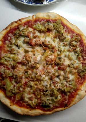 Foto di Pizza a piatto con Brocoletti e salsiccia