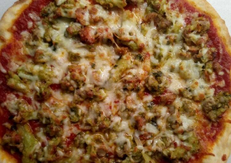 Pizza a piatto con Brocoletti e salsiccia