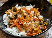 Une photo de tofu courgette
