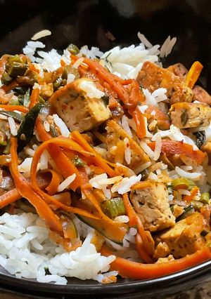 Une photo de 🥕Riz 🍚 Fête 🥳 Légumes de Saison et Tofu🫛🌶️🫜🍃🥸🍚🌾