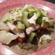 Almuerzo saludable de tortilla con lentejas, pollo y ensalada