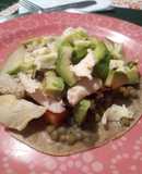 Almuerzo saludable de tortilla con lentejas, pollo y ensalada