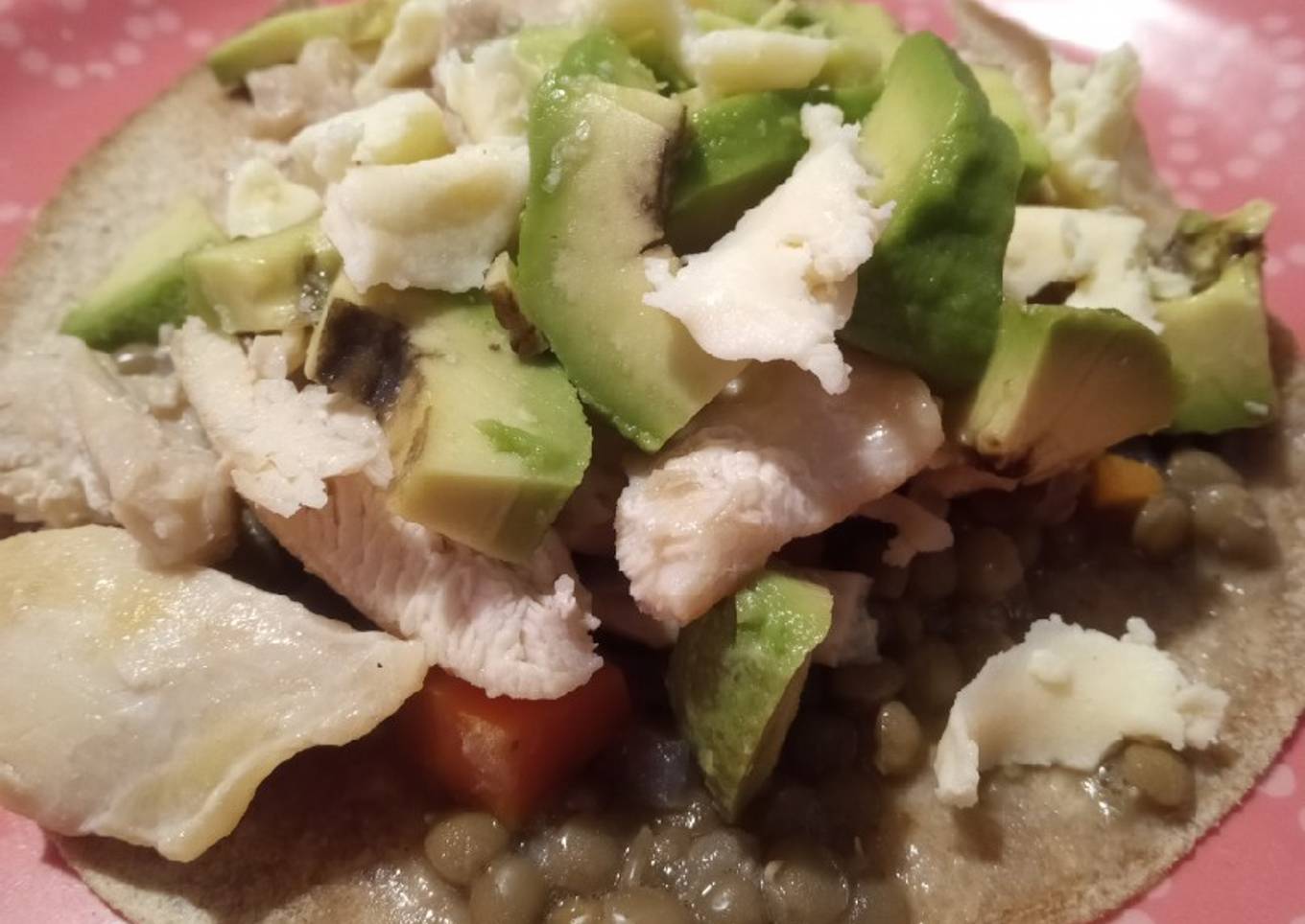 Almuerzo saludable de tortilla con lentejas, pollo y ensalada