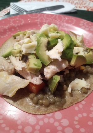Una foto de Almuerzo saludable de tortilla con lentejas, pollo y ensalada