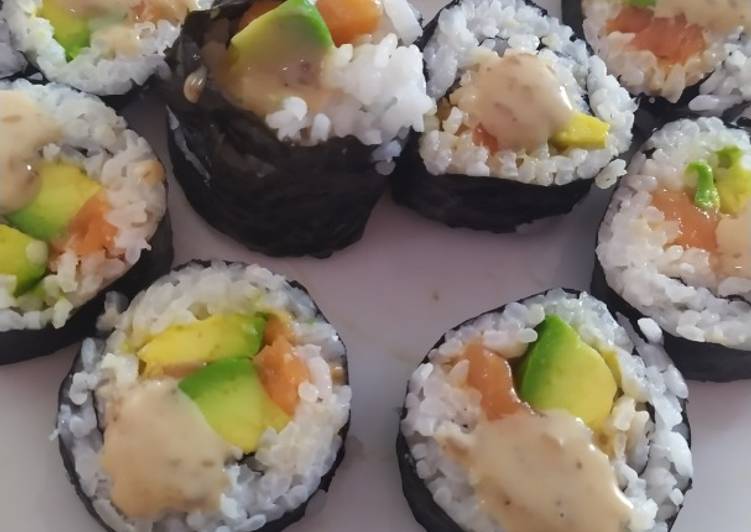 Sushi / kimbab alpukat salmon