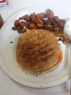 Una foto de Hamburguesa con queso y zanahorias en freidora de aire