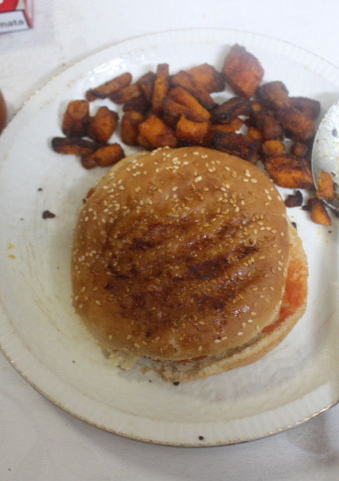 Una foto de Hamburguesa con queso y zanahorias en freidora de aire