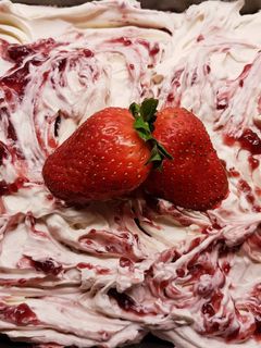 Una foto de Tarta 3 Leches de Chocolate y Fresas