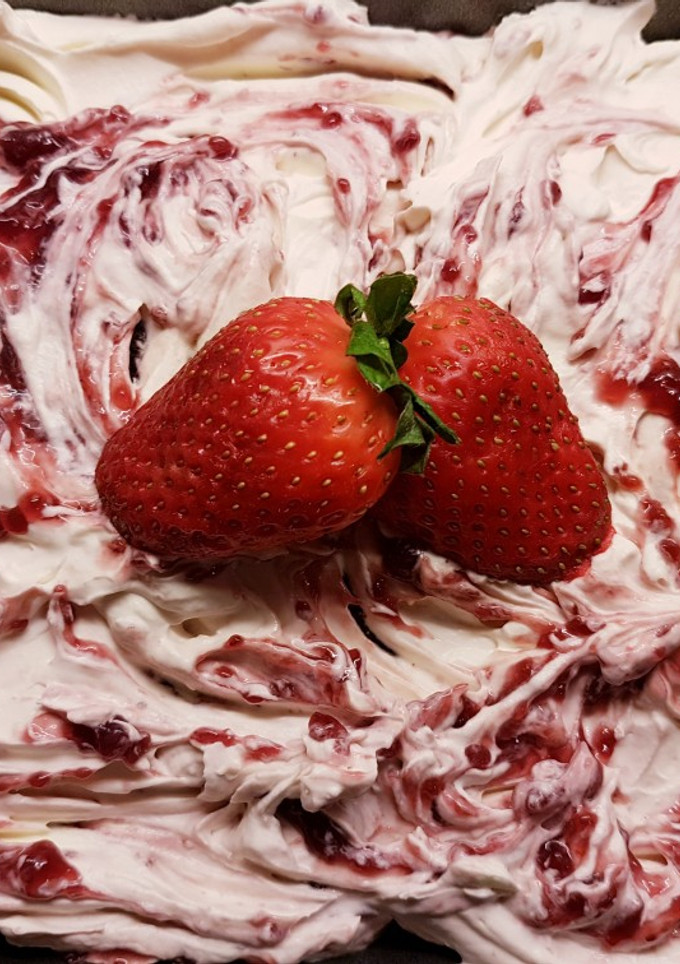 Una foto de Tarta 3 Leches de Chocolate y Fresas