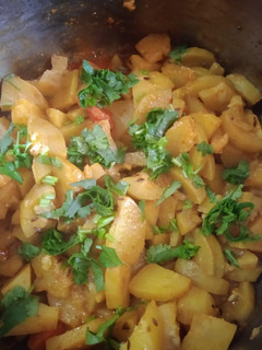 દુધી બટાકા નું શાક (Dudhi Bataka Shak Recipe In Gujarati) રેસીપી મુખ્ય ફોટો