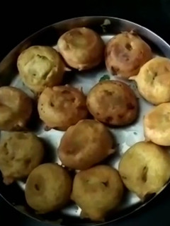 બટાકા વડા (Bataka Vada Recipe In Gujarati) રેસીપી મુખ્ય ફોટો