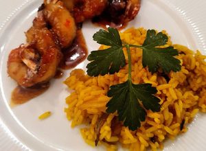 Una foto de Gambones con ajo fermentado en miel y timbal de arroz al curry