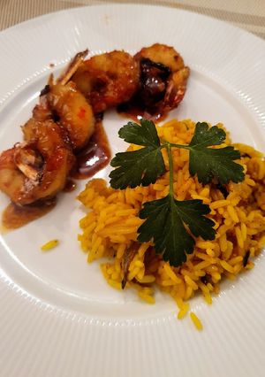 Una foto de Gambones con ajo fermentado en miel y timbal de arroz al curry