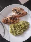 Pescado al mojo de ajo con arroz verde