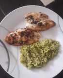 Pescado al mojo de ajo con arroz verde