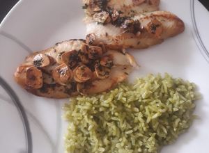 Una foto de Pescado al mojo de ajo con arroz verde