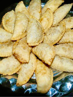 गुजिया (gujiya recipe in Hindi) रेसिपी मुख्य फोटो