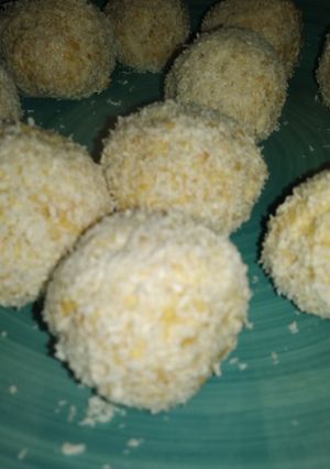 Una foto de Trufas fáciles de maní con coco 😍🥜