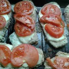 Una foto de Milanesas de berenjena con tomate y queso ☺ riquísimas👌🍴