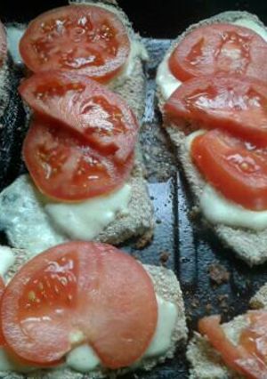 Una foto de Milanesas de berenjena con tomate y queso ☺ riquísimas👌🍴