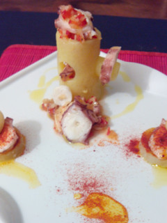 Una foto de Pulpo en dos presentaciones - A feira y en vinagreta