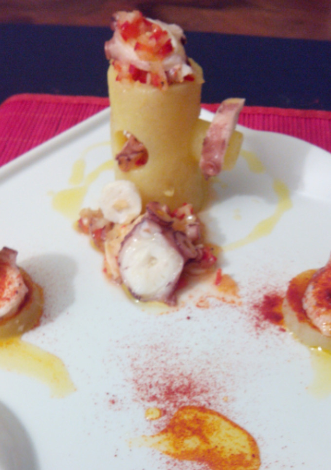 Una foto de Pulpo en dos presentaciones - A feira y en vinagreta