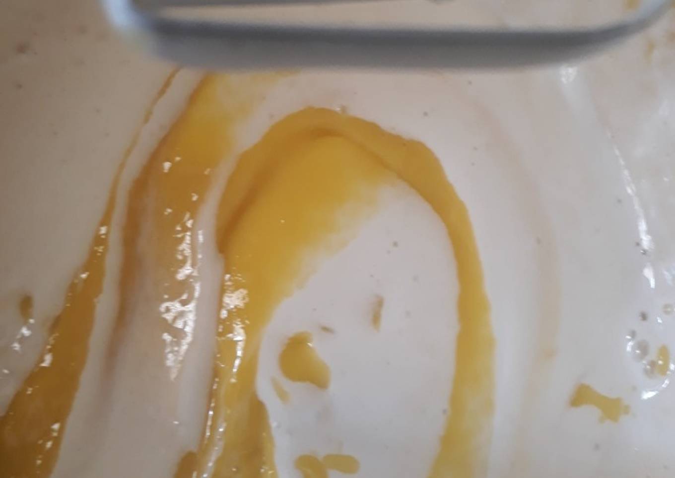 Mango mousse with cream made using aquafaba