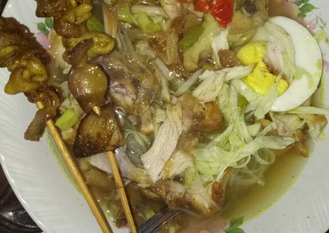 Soto Kuah Kuning dengan Sate Usus