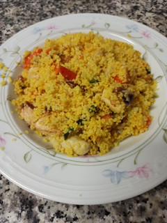 Una foto de Couscous con verduras, pollo y cúrcuma