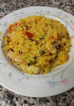 Una foto de Couscous con verduras, pollo y cúrcuma