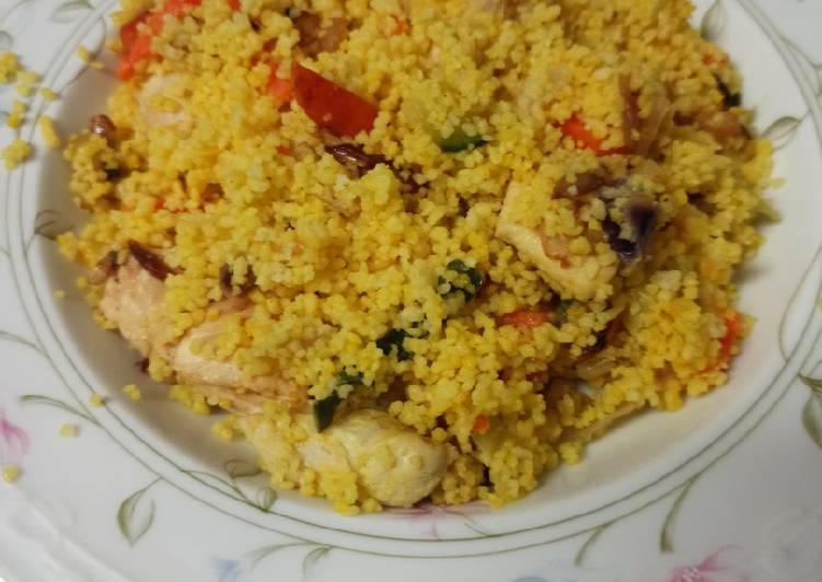 Couscous con verduras, pollo y cúrcuma