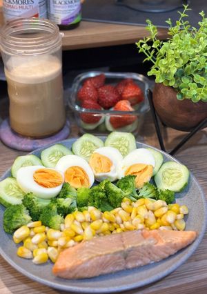 Foto resep Healthy Diet Food: Grilled Salmon with Boiled egg, steamed broccoli & corn - Ramadan Day 1