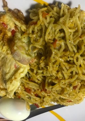A picture of Noodles and fried egg.