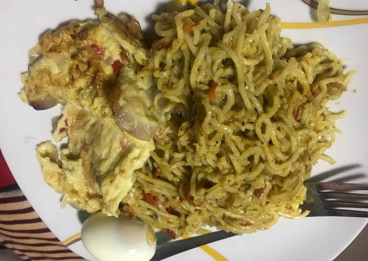Noodles and fried egg