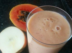Foto de Vitamina de banana, maçã e mamão