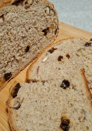 Una foto de Pan de pasas y avellanas