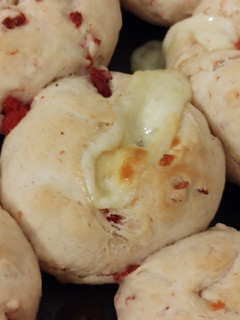 Una foto de Bollitos de salame y queso