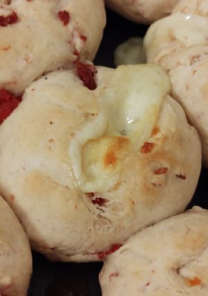 Una foto de Bollitos de salame y queso