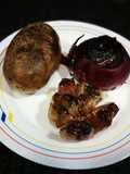 Patata, cebolla morada y cabeza de ajo al horno