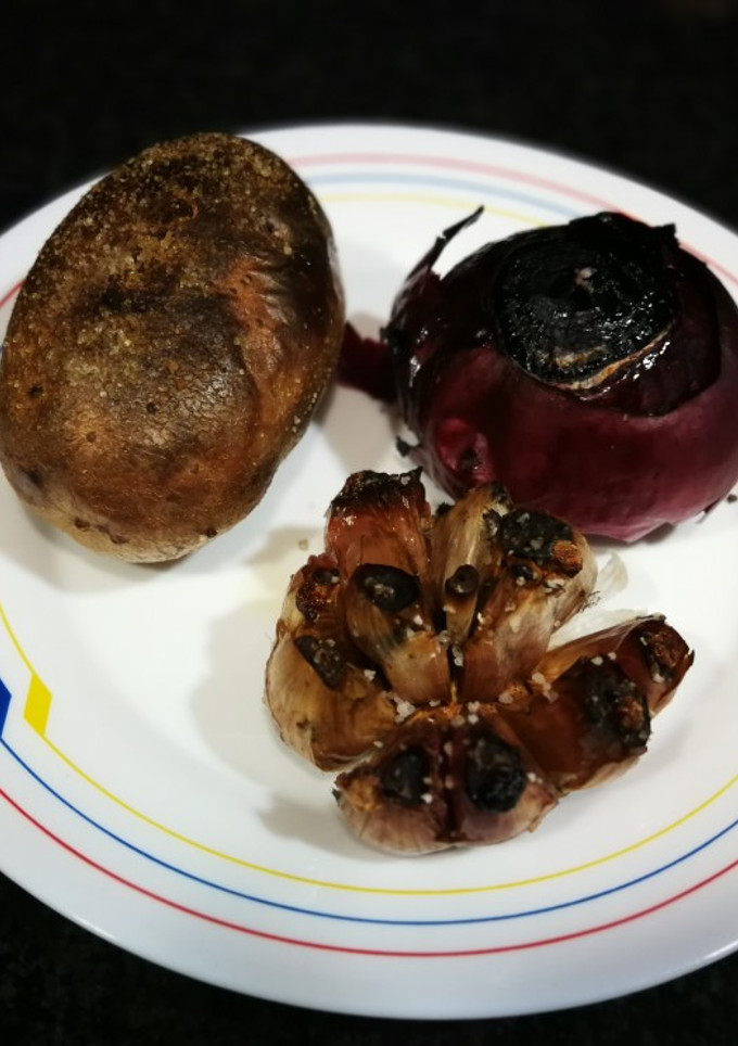Una foto de Patata, cebolla morada y cabeza de ajo al horno