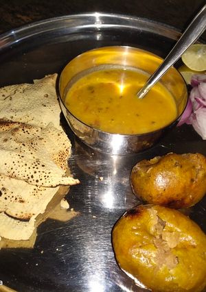 दाल बाफला (Dal bafla recipe in Hindi) रेसिपी मुख्य फोटो