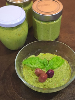 Foto di Pesto di olive taggiasche e basilico