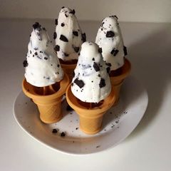 A picture of Oreo ice cream without crystal.