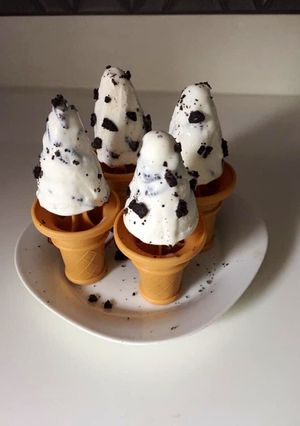 A picture of Oreo ice cream without crystal.