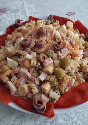 Foto principal de Ensalada de hélices de color con piquillo y anchoas