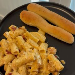 A picture of Creamy Bacon Chicken Pasta.