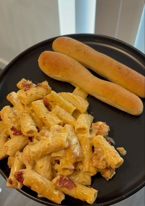 A picture of Creamy Bacon Chicken Pasta.