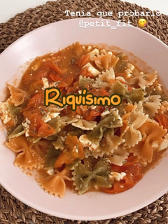 Una foto de Pasta con tomates cherrys y queso